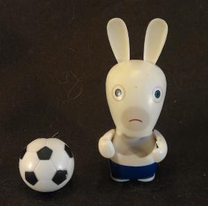 Figurine Lapin Crétin footballeur (2)